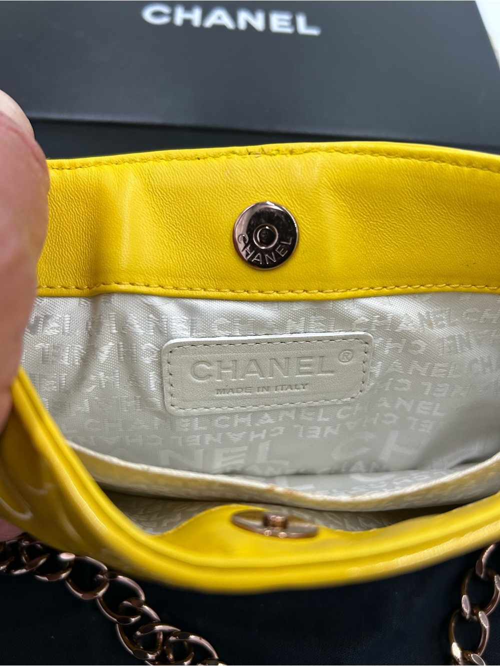 Women's Chanel patent leather floral embossed shoulder bag made in Italy - Picture 7 of 10